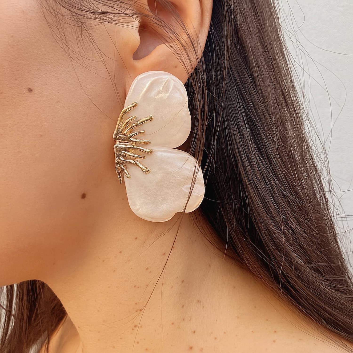 Brinco Flor Resina com Dourado