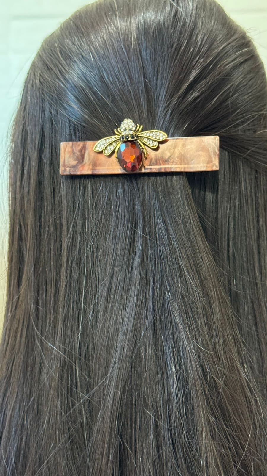 Presilha Bico de Pato Dourada para Cabelo com Abelha Cravejada