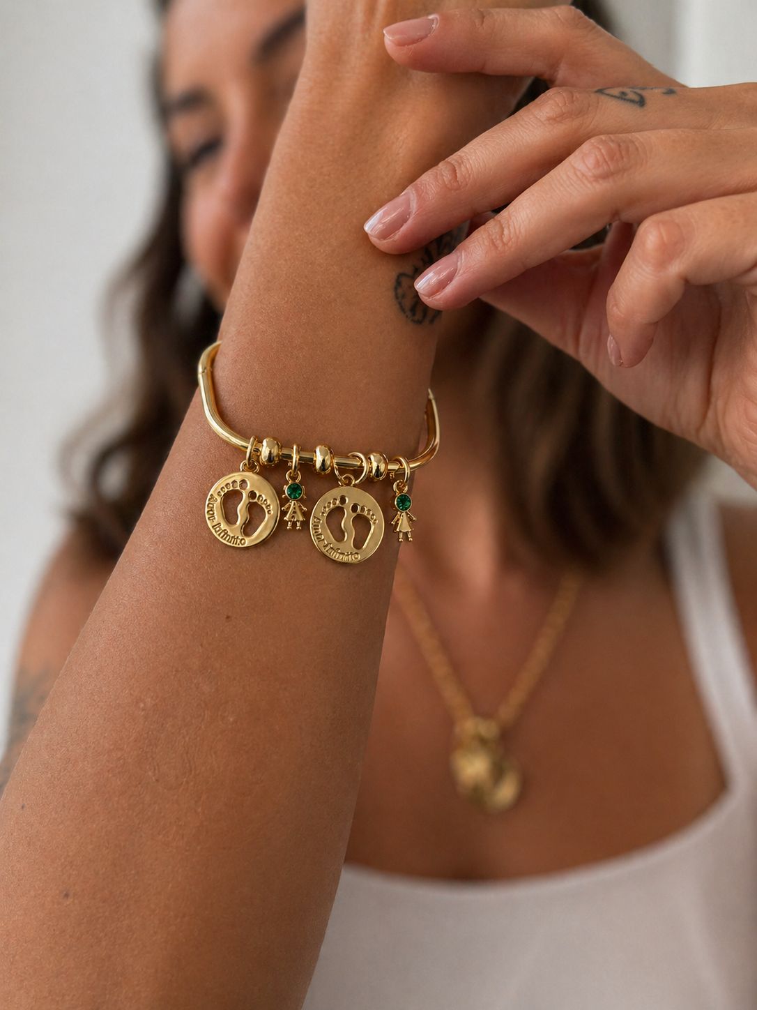 Pulseira Bracelete com Charms de Pezinhos "Amor Infinito" + Menino e Menina com Pedras