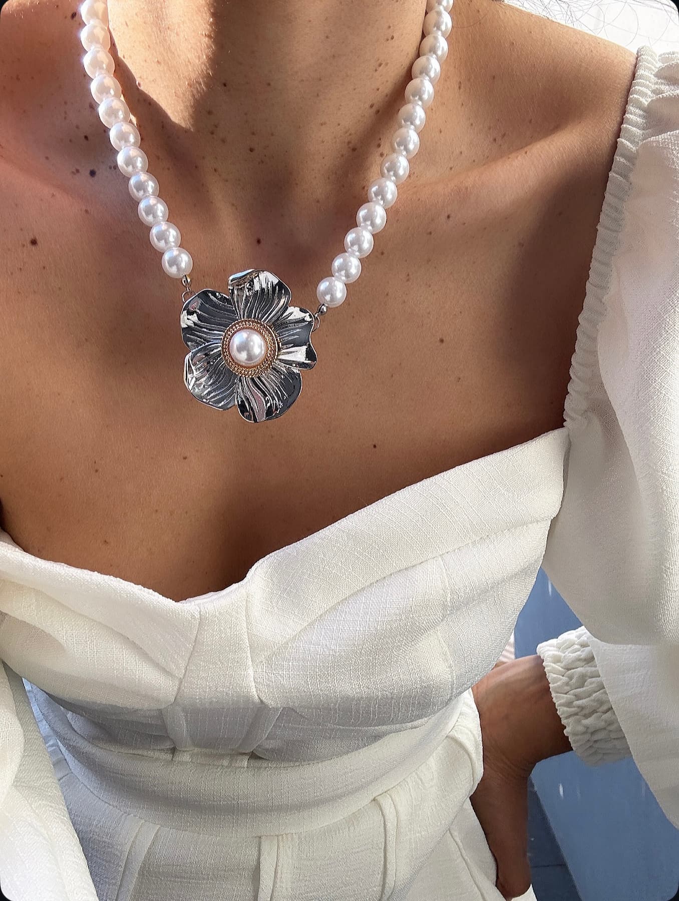 Conjunto Colar Pérolas com Pingente e Brinco Flor