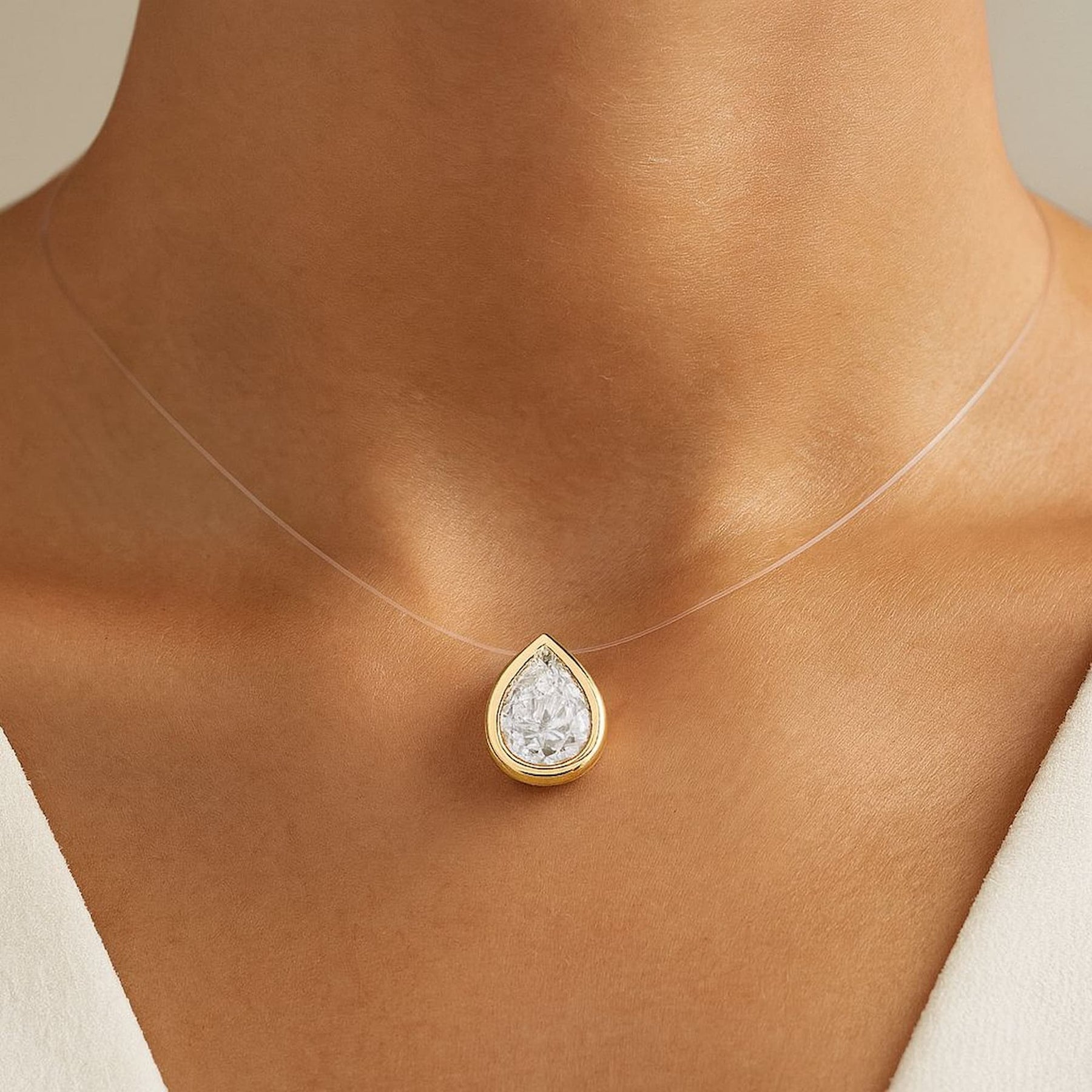 Colar Fio Nylon com Pingente Gota Cristal