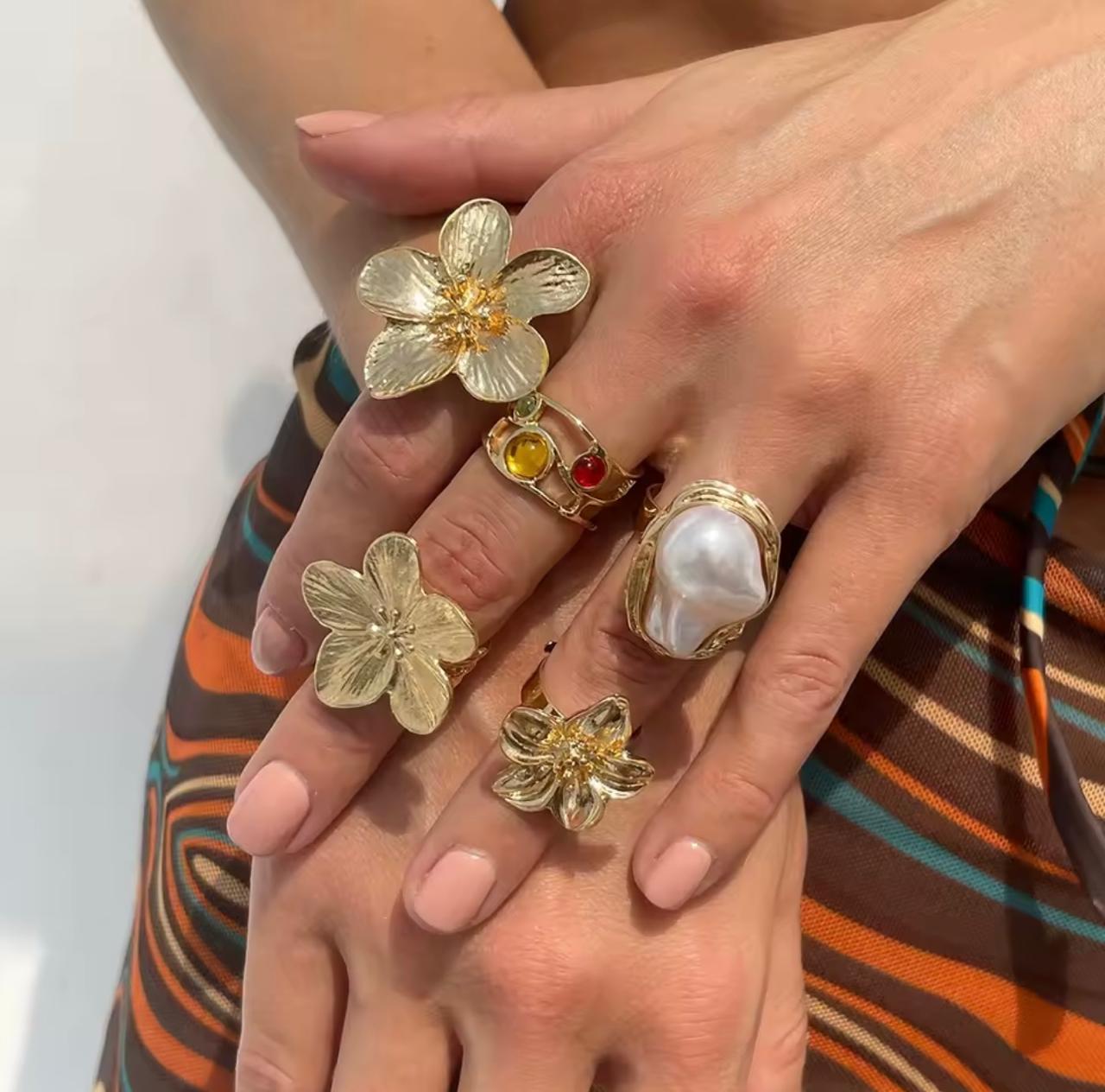 Kit de Anéis Barrocos de Pérolas e Flores