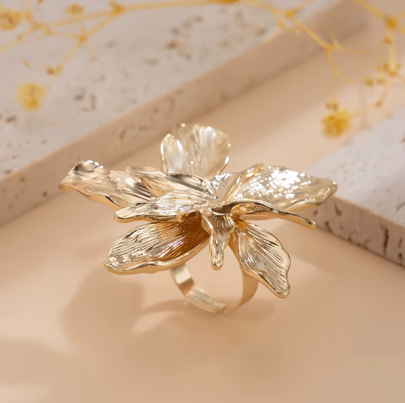 Anel Ajustável de Flor com Pétalas Grandes em Metal