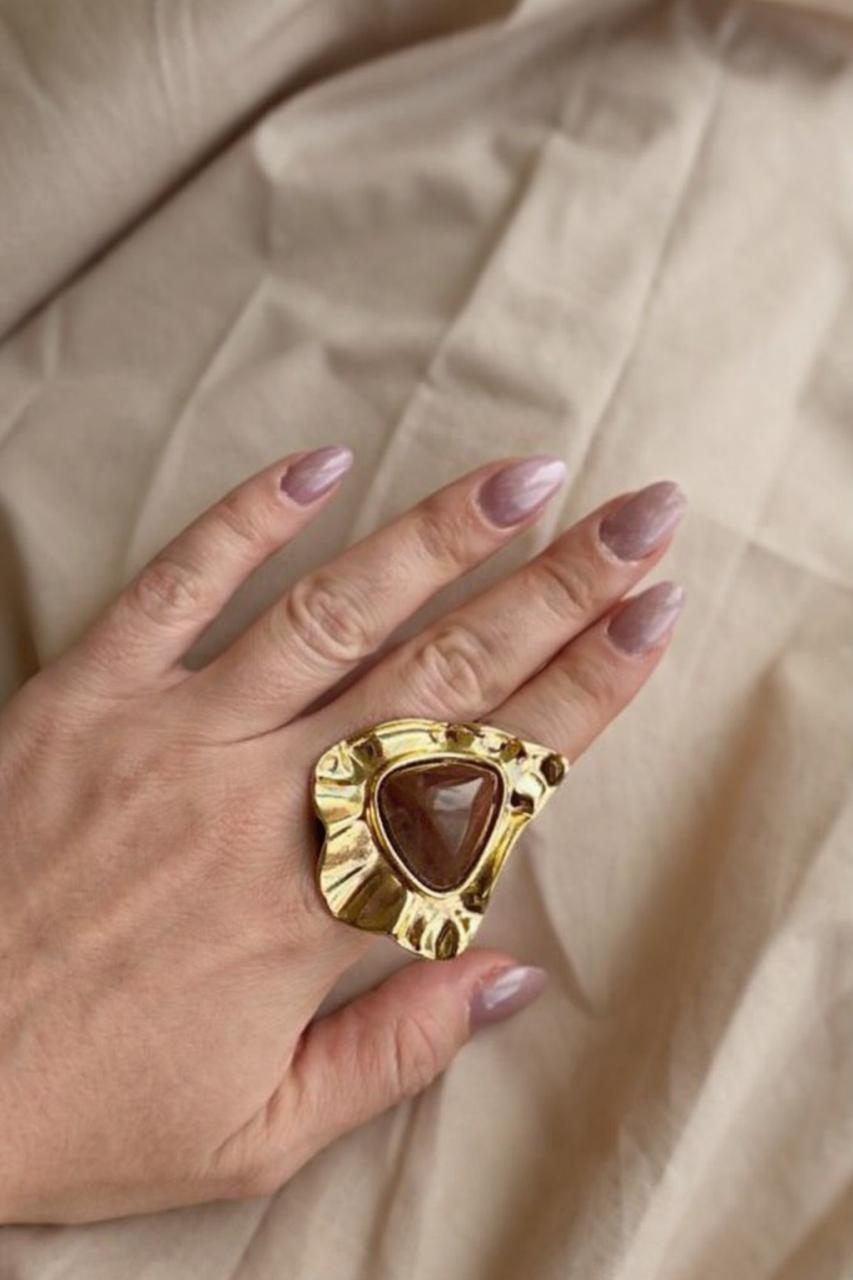 Anel Ajustável Orgânico com Resina no Dourado