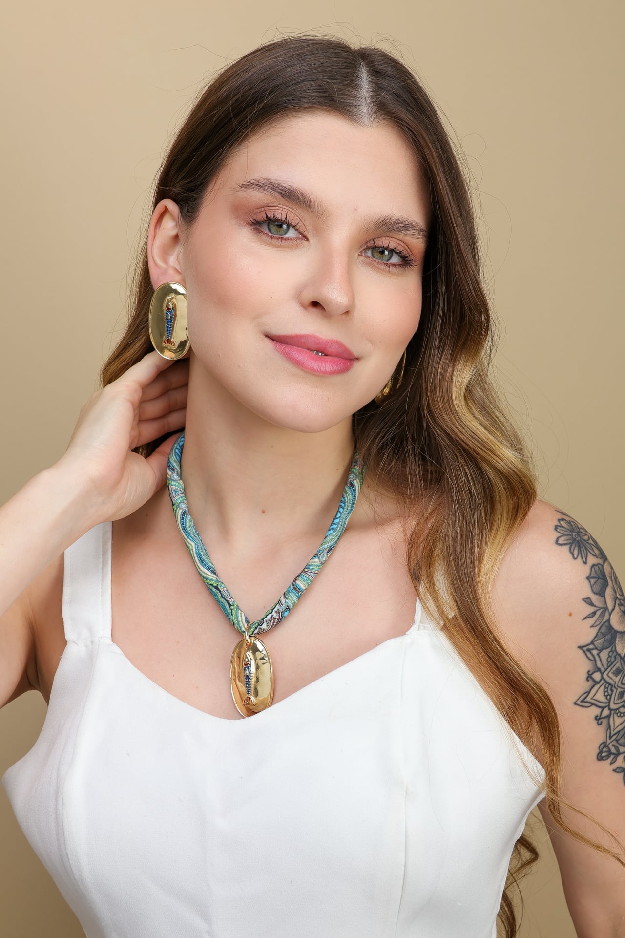 Colar Bandana Estampada Azul com Pingente Medalha Peixe Dourado