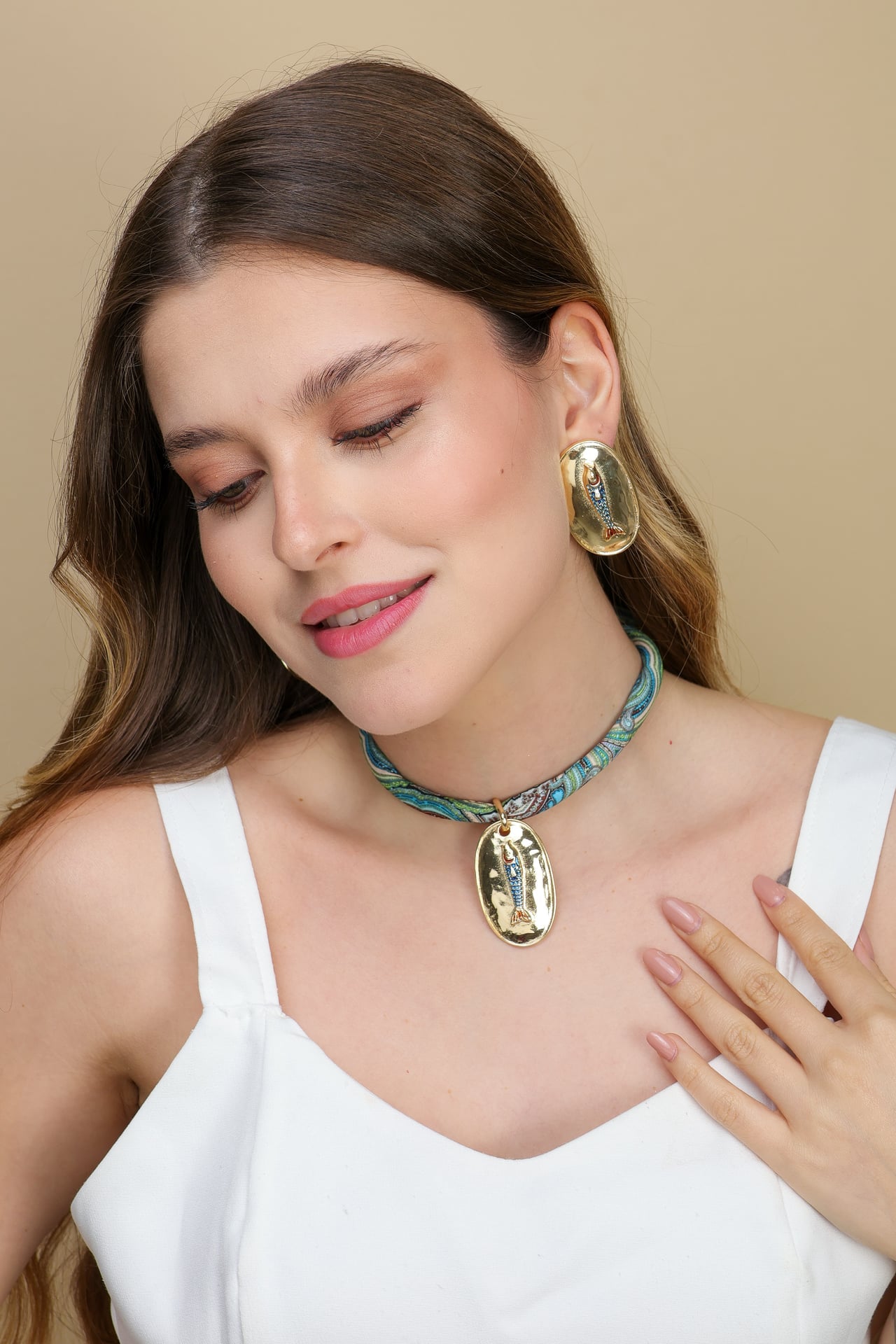 Colar Bandana Estampada Azul com Pingente Medalha Peixe Dourado