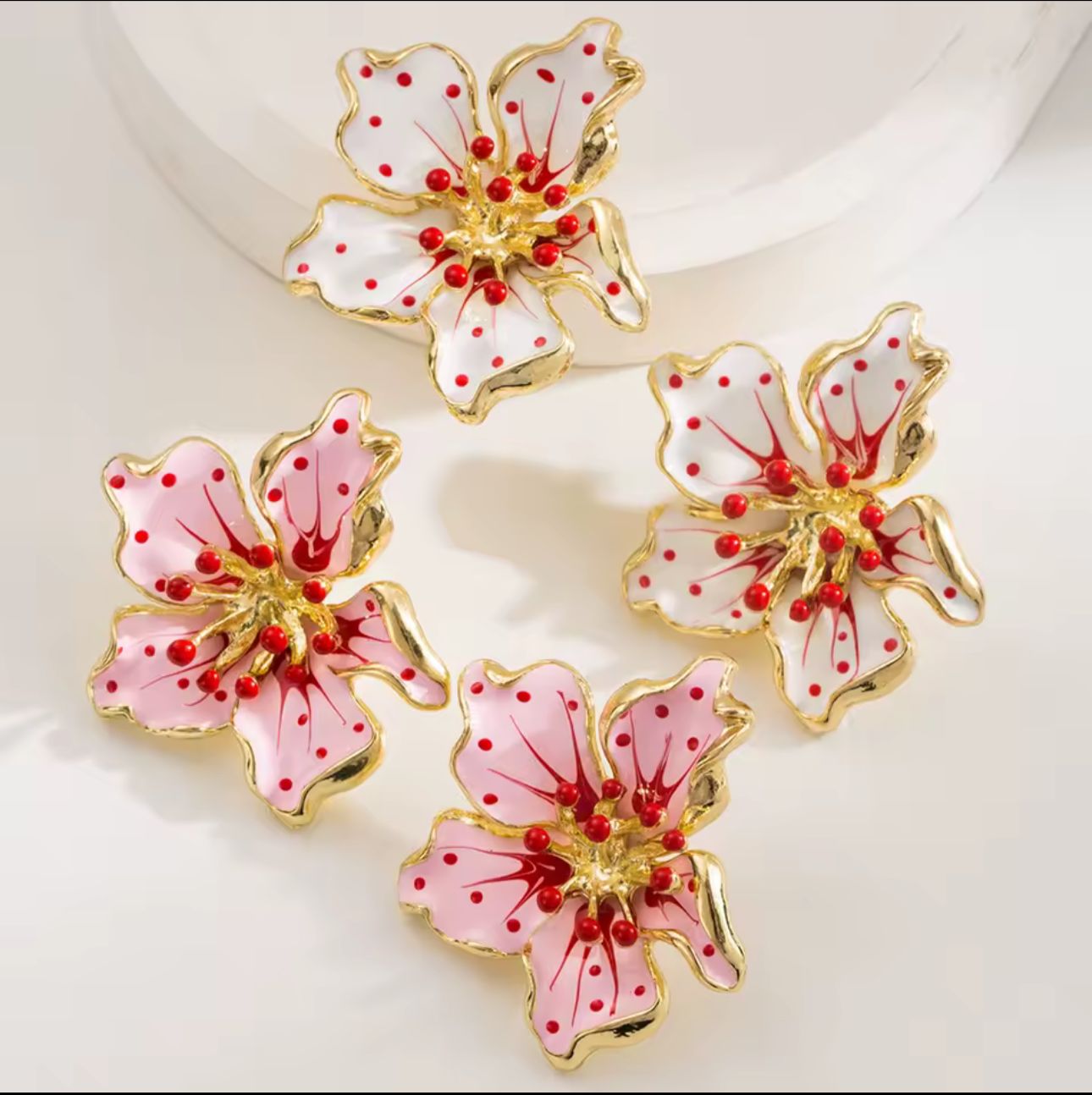 Brinco de Flor Esmaltado Dourado
