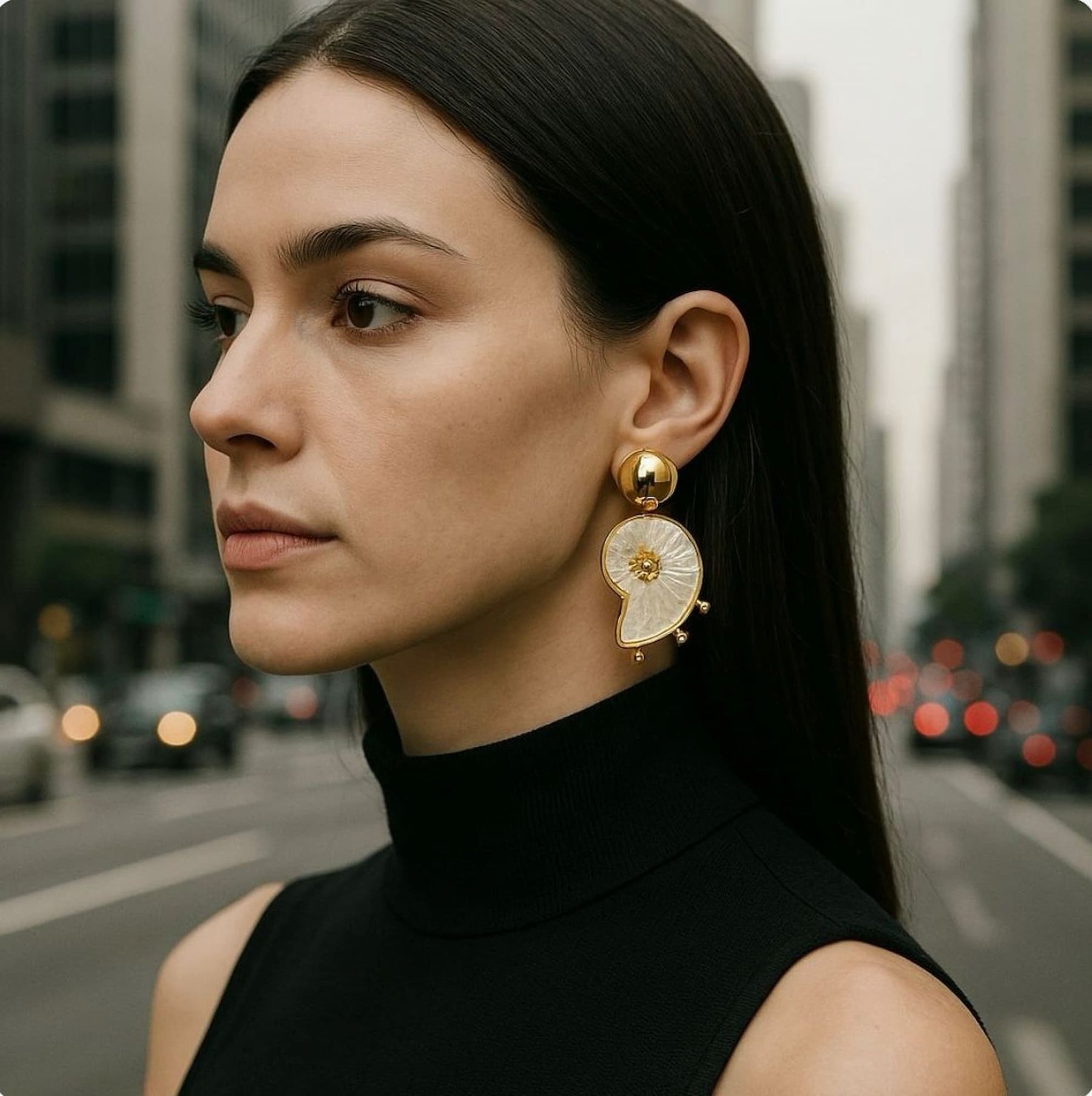 Brinco Caracol Off White com Dourado