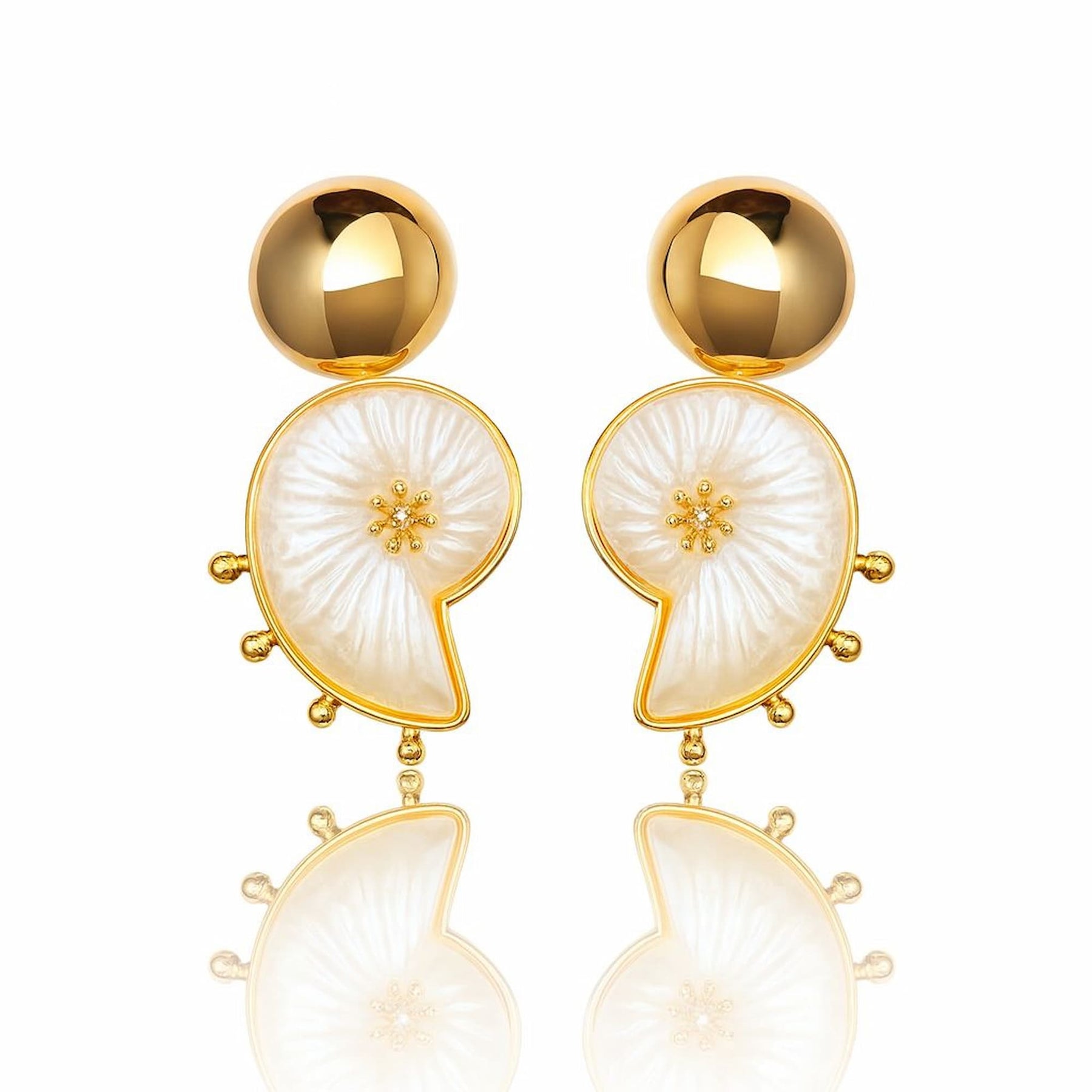 Brinco Caracol Off White com Dourado
