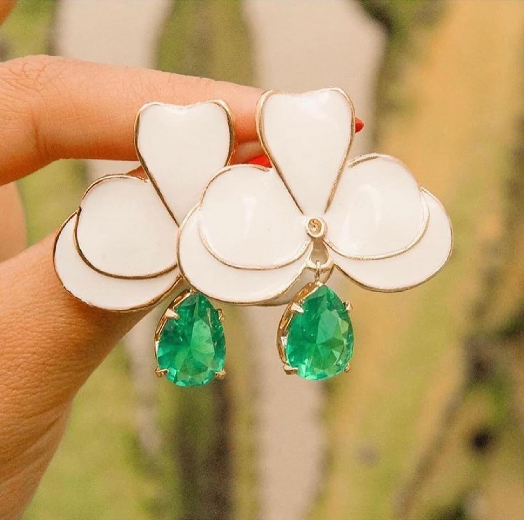 Brinco Orquídea Esmaltado Branco com Pedra Gota Verde