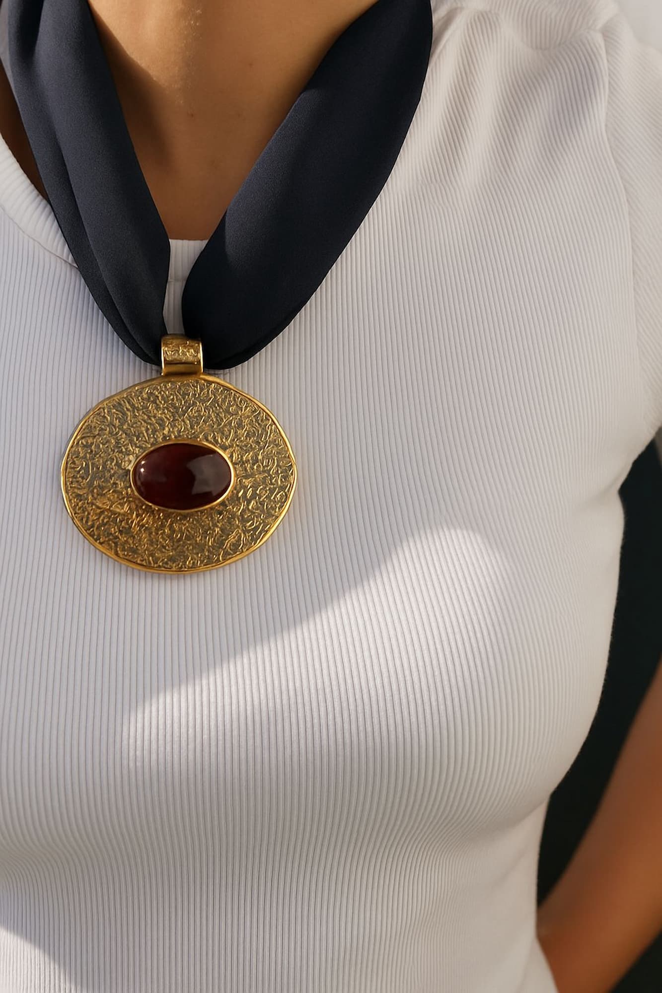 Colar Tecido com Pedra e Pingente Dourado Oval