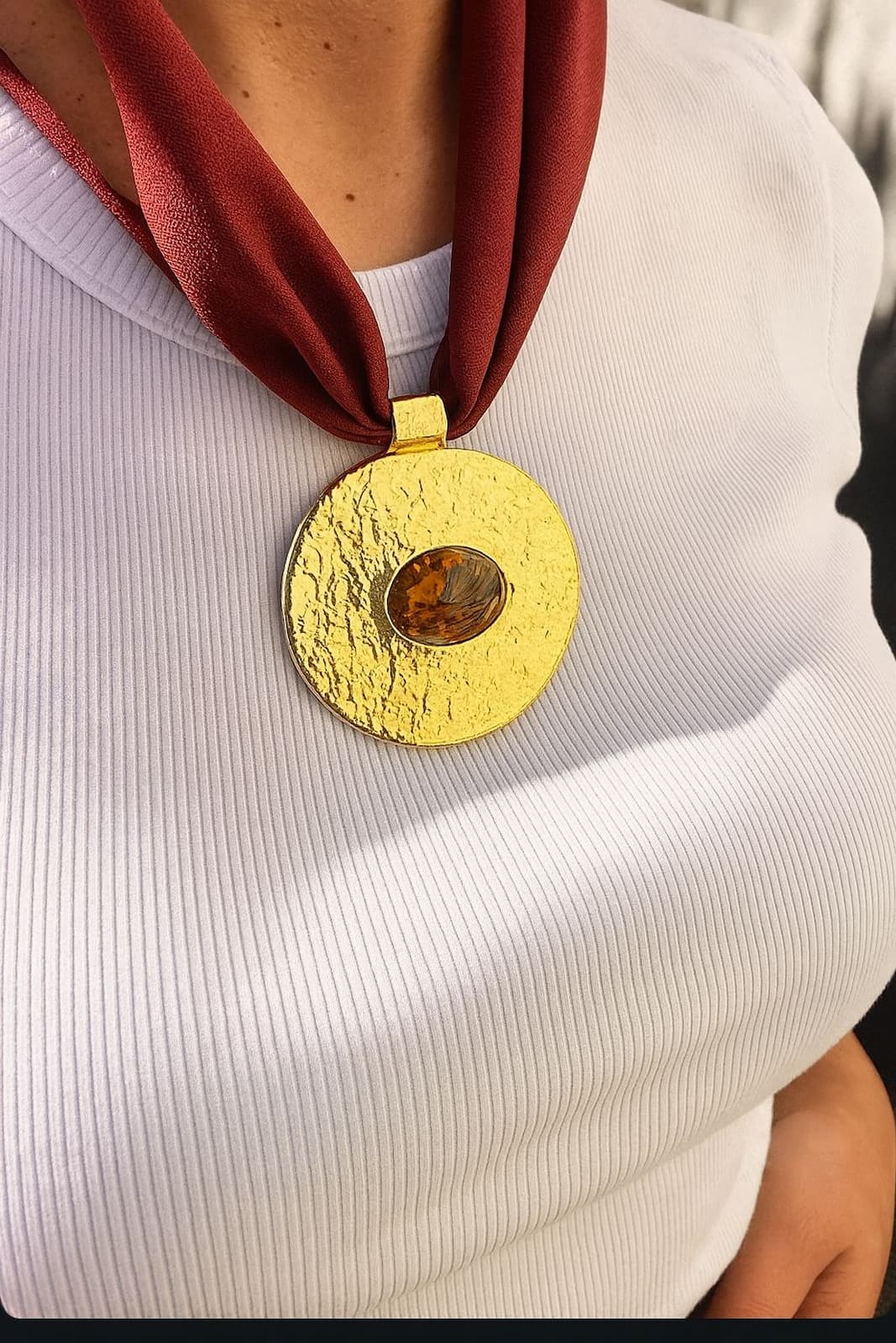 Colar Tecido com Pedra e Pingente Dourado Oval