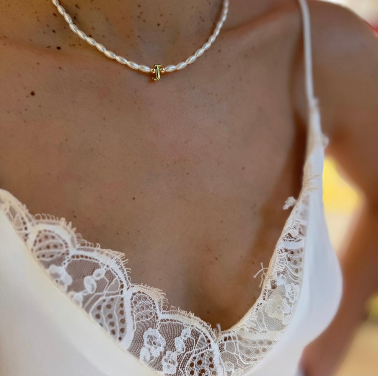 Colar de Pérola com Pingente de Letra Dourada