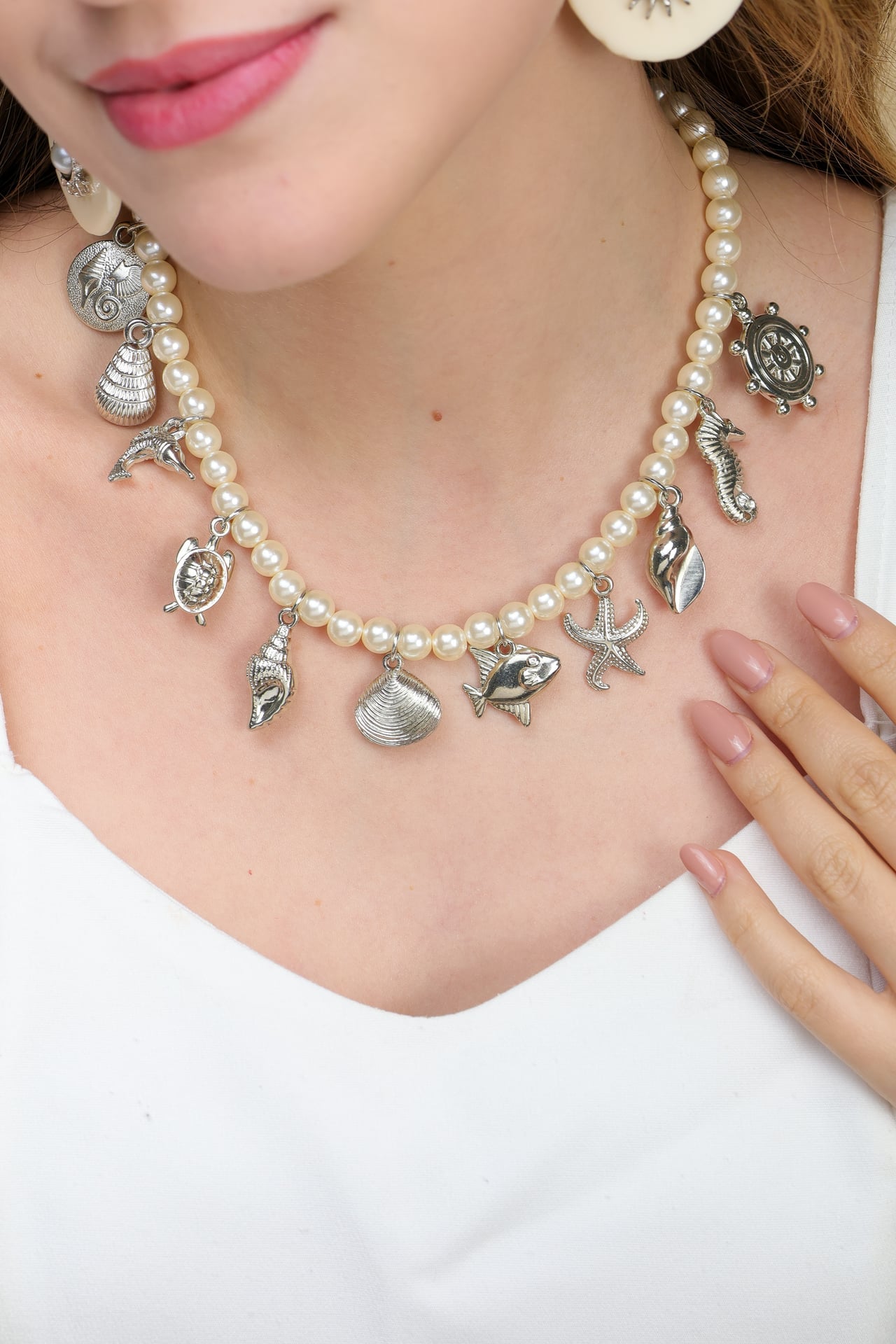 Colar com Pérolas Sintéticas e Charms do Mar Ródio Branco
