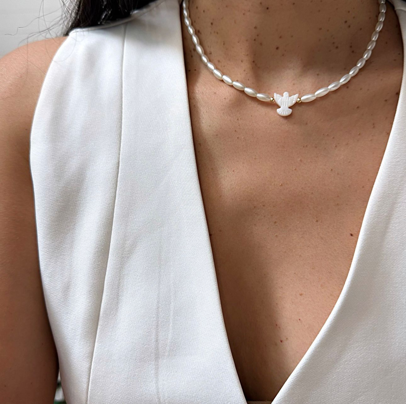 Colar de Pérolas Dourado com Pingente Espírito Santo Madrepérola