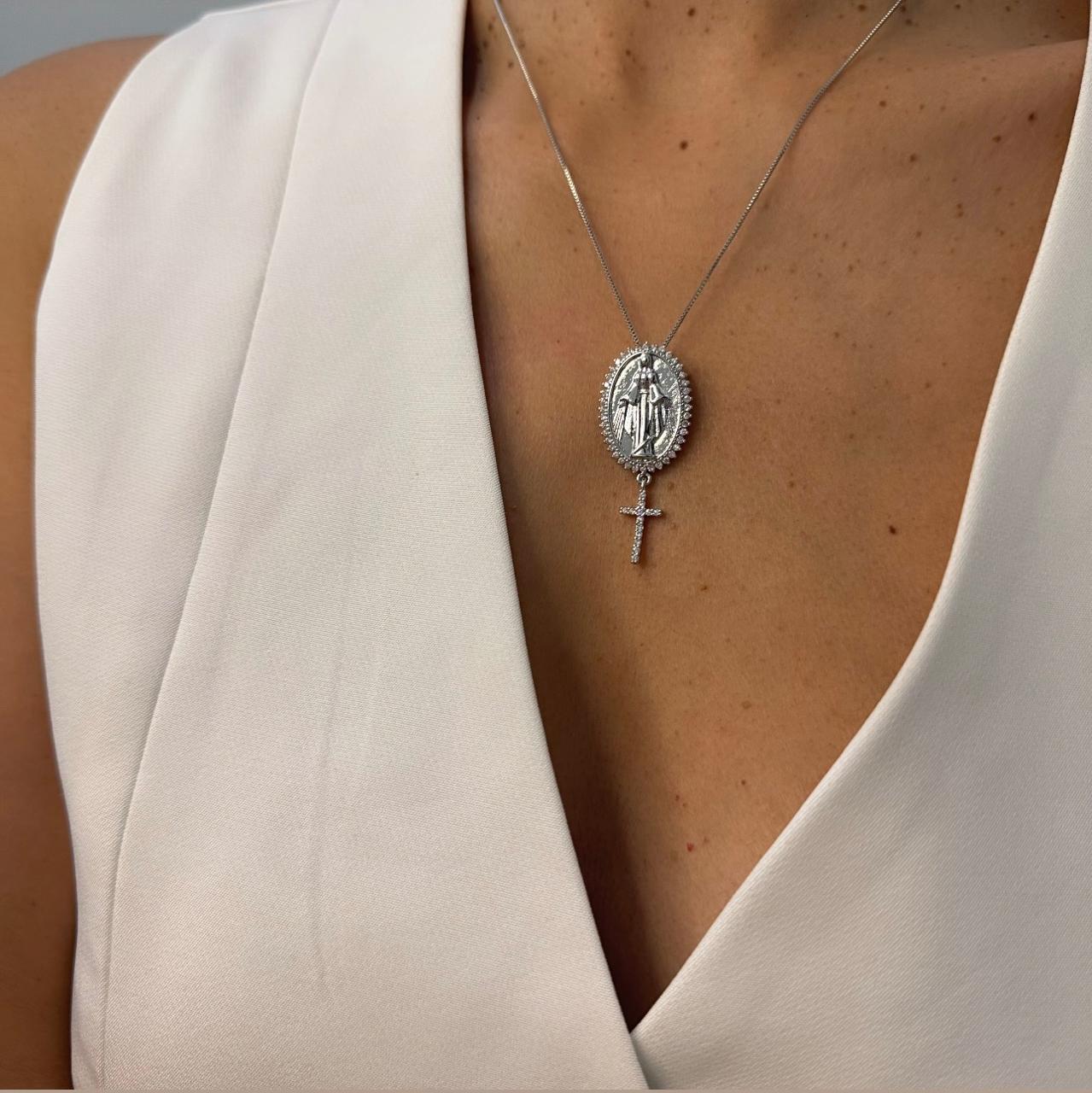 Colar Medalha Sagrada com Crucifixo Cravejado Zircônia