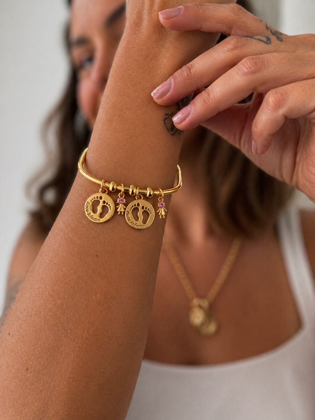 Pulseira Bracelete com Charms de Pezinhos "Amor Infinito" + Menino e Menina com Pedras