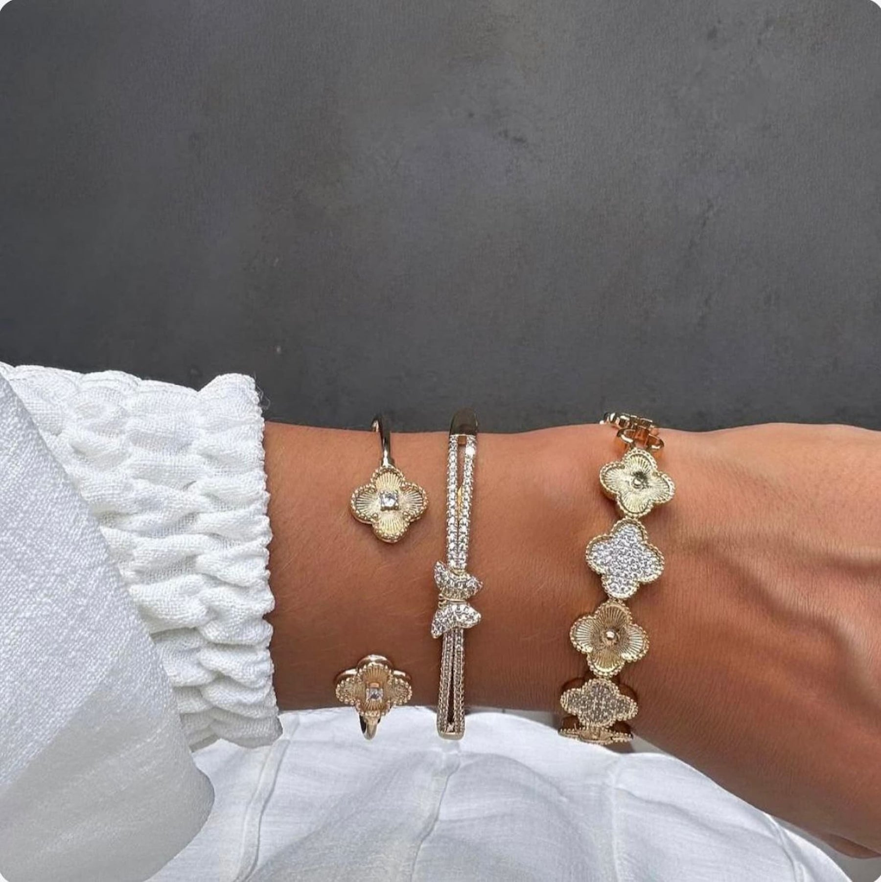 Bracelete Borboleta Cravejado Dourado