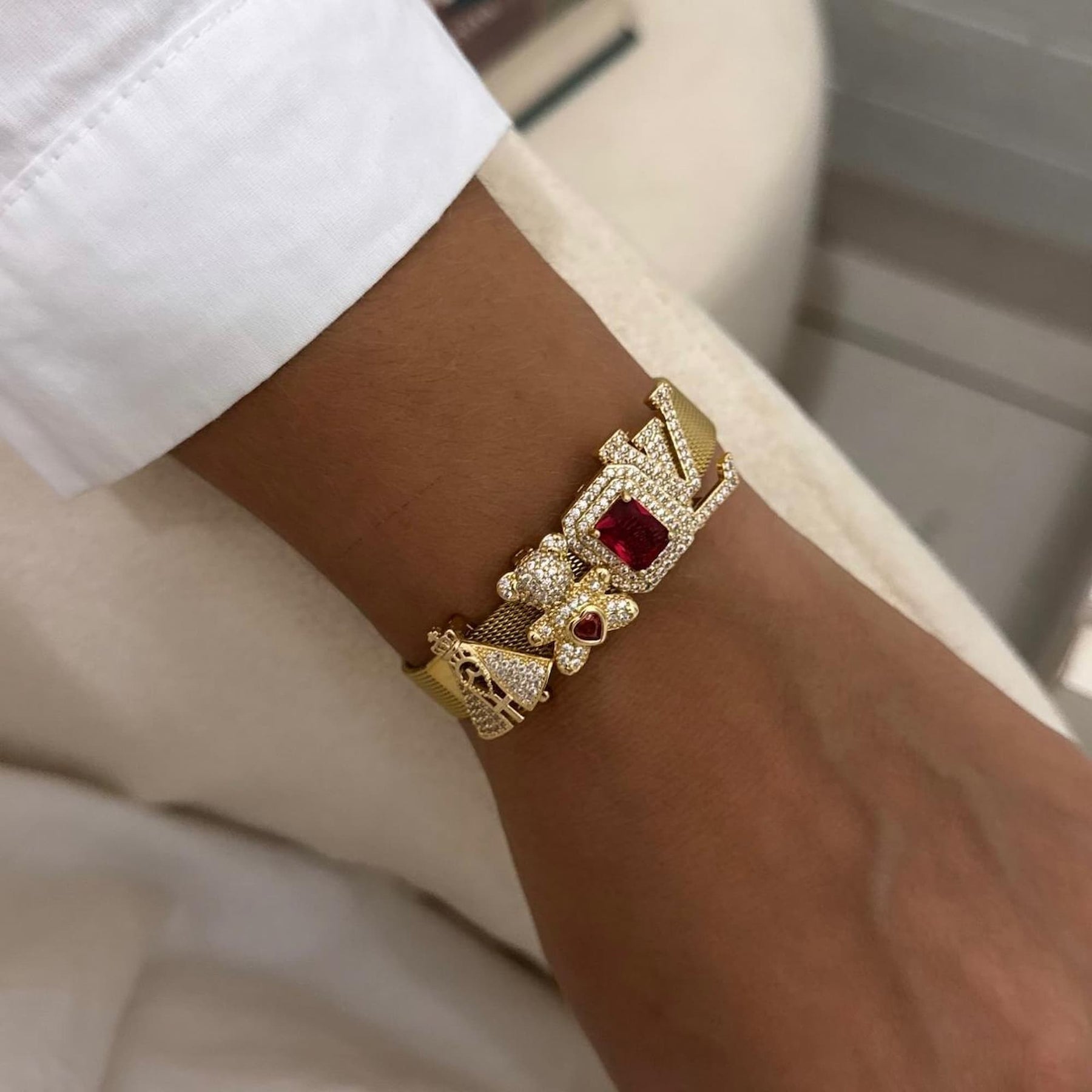 Pulseira Bracelete de Malha com Pingentes Cravejados de Zircônias