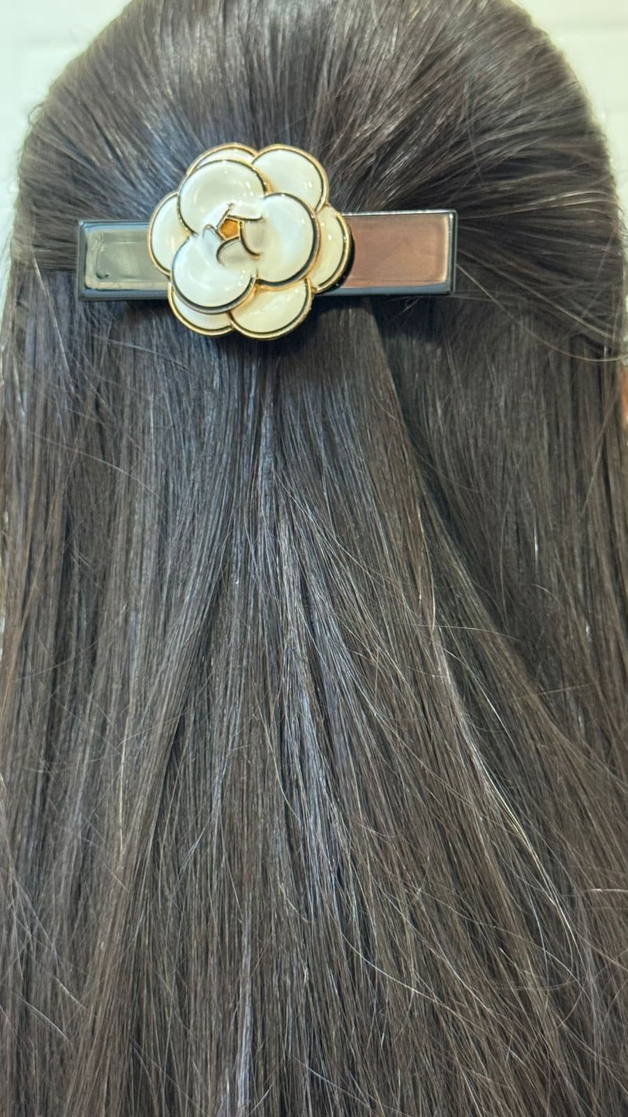 Presilha Bico de Pato Dourada para Cabelo com Flor Camélia Esmaltada