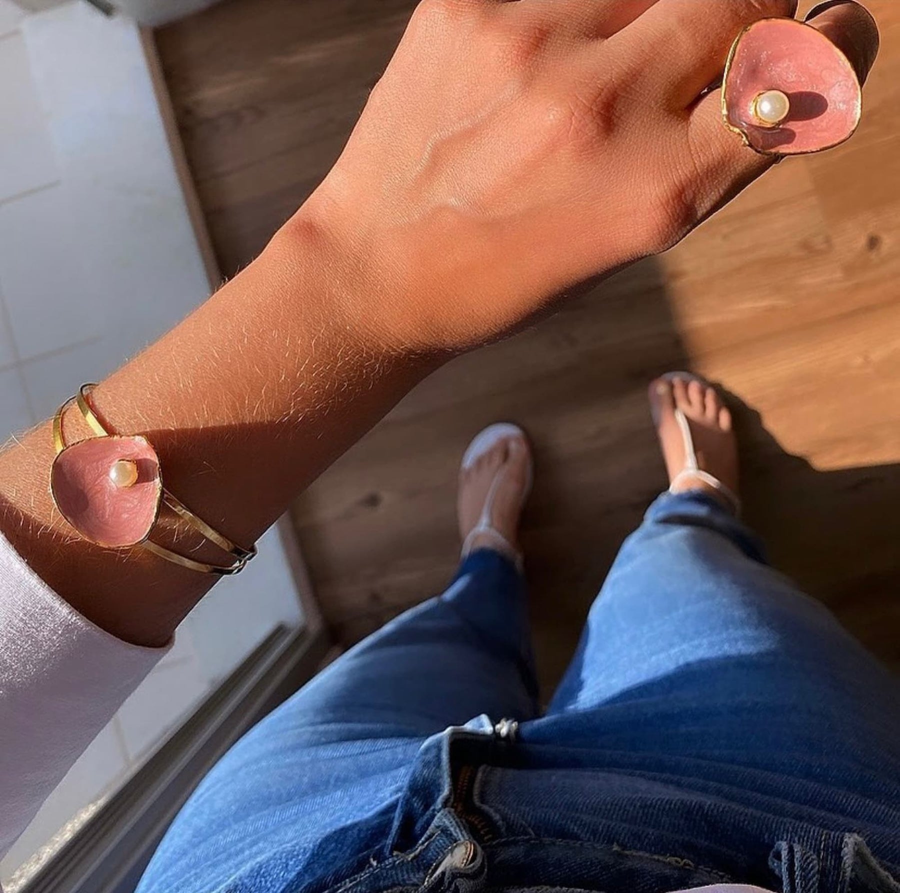Bracelete Concha Esmaltado Rosê com Pérola Ajustável