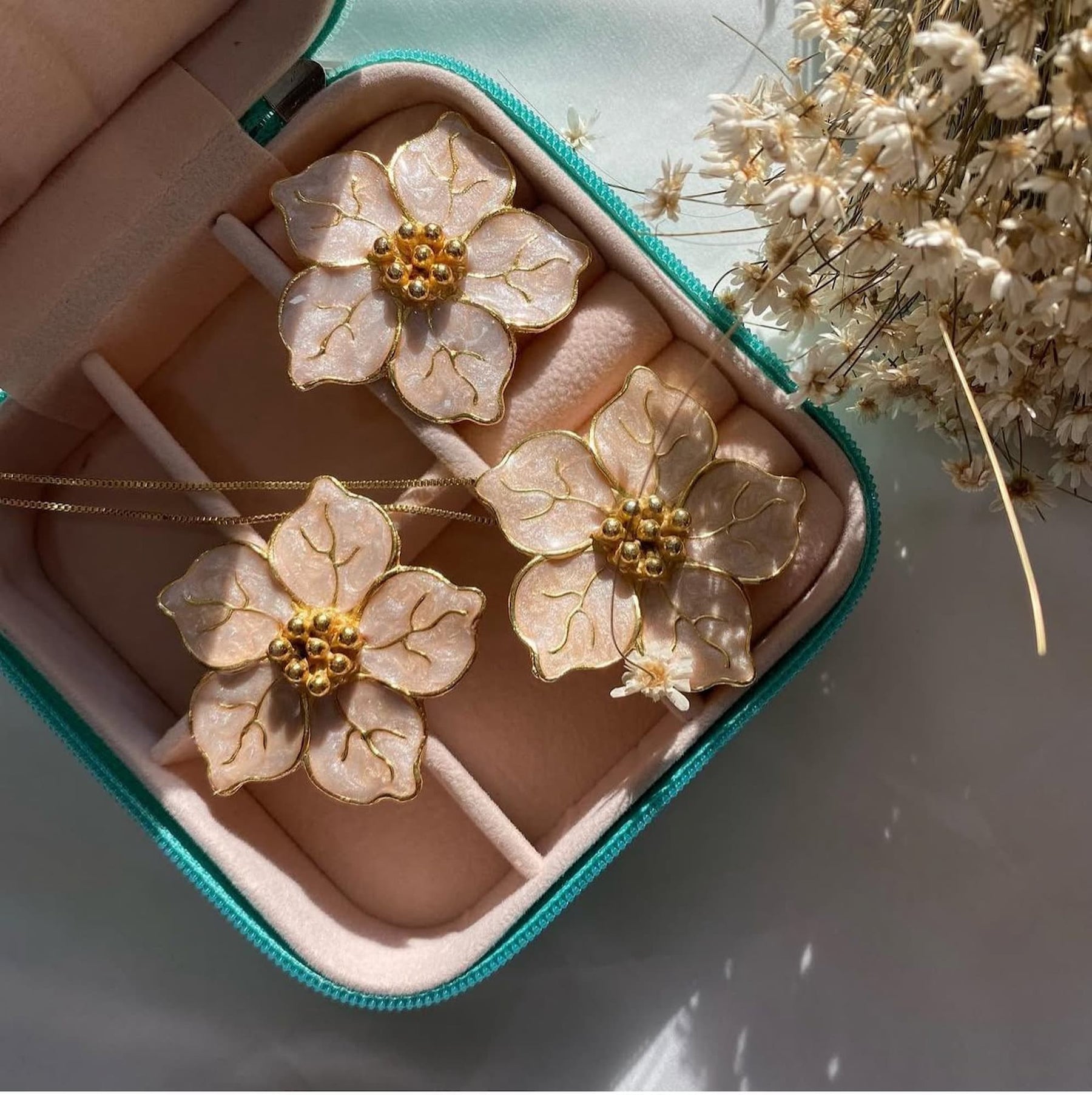 Brinco Flor Girassol Esmaltado Rosê