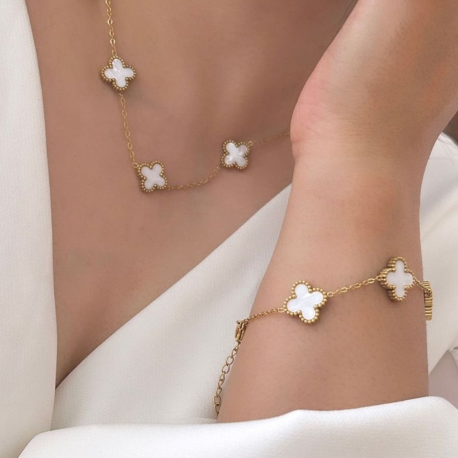 Pulseira Dourada com Pingentes Cinco Trevos Branco Perolado