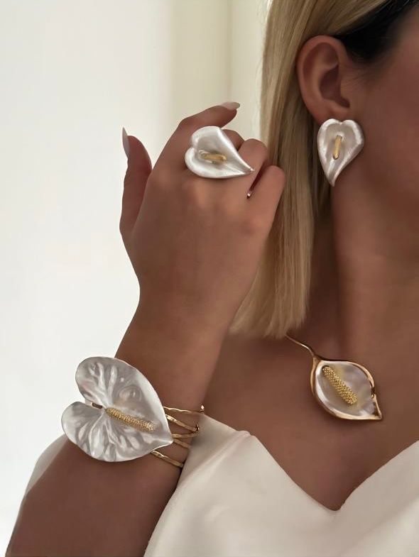 Bracelete de Flor Antúrio Dourado Esmaltado com Branco Perolado