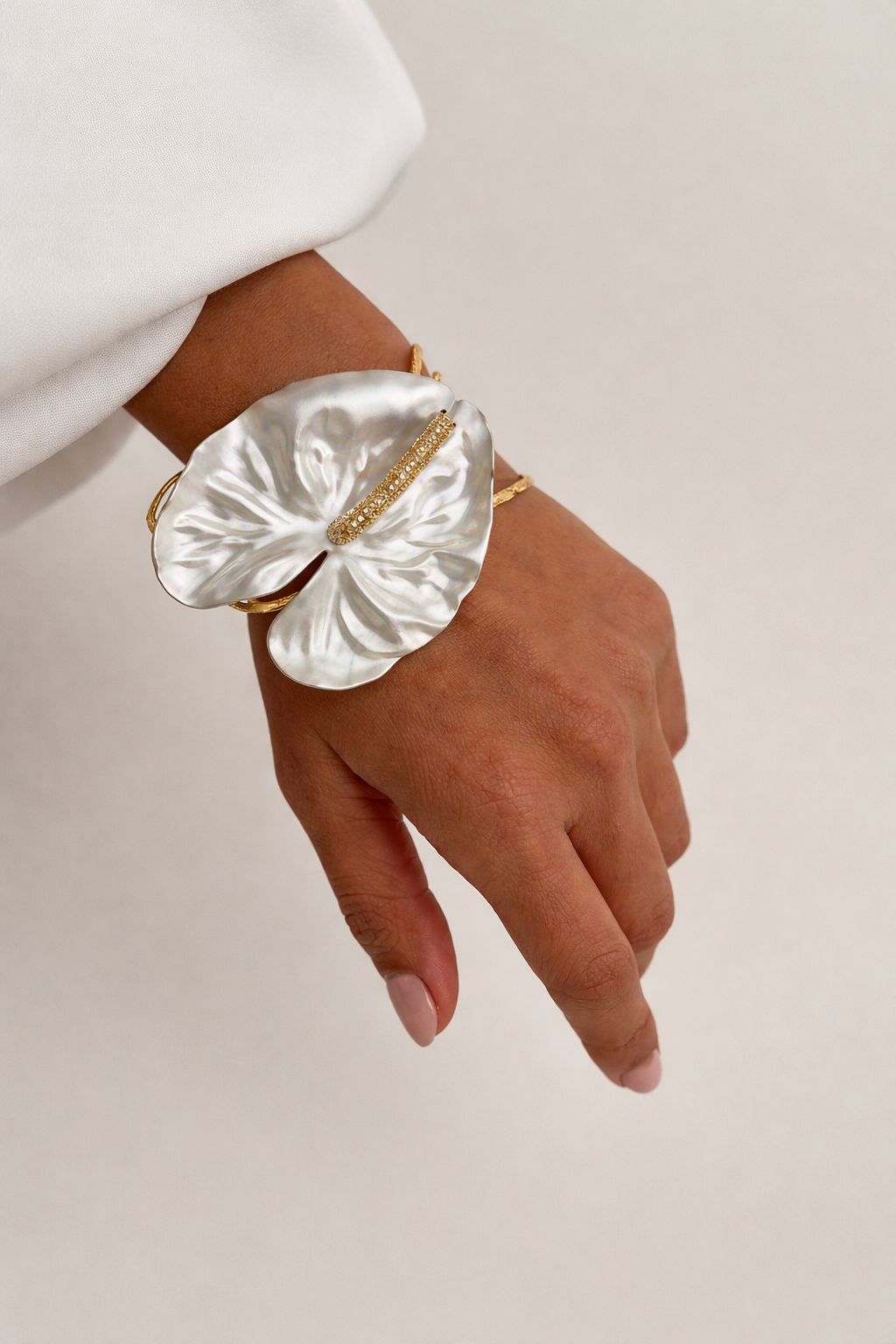 Bracelete de Flor Antúrio Dourado Esmaltado com Branco Perolado