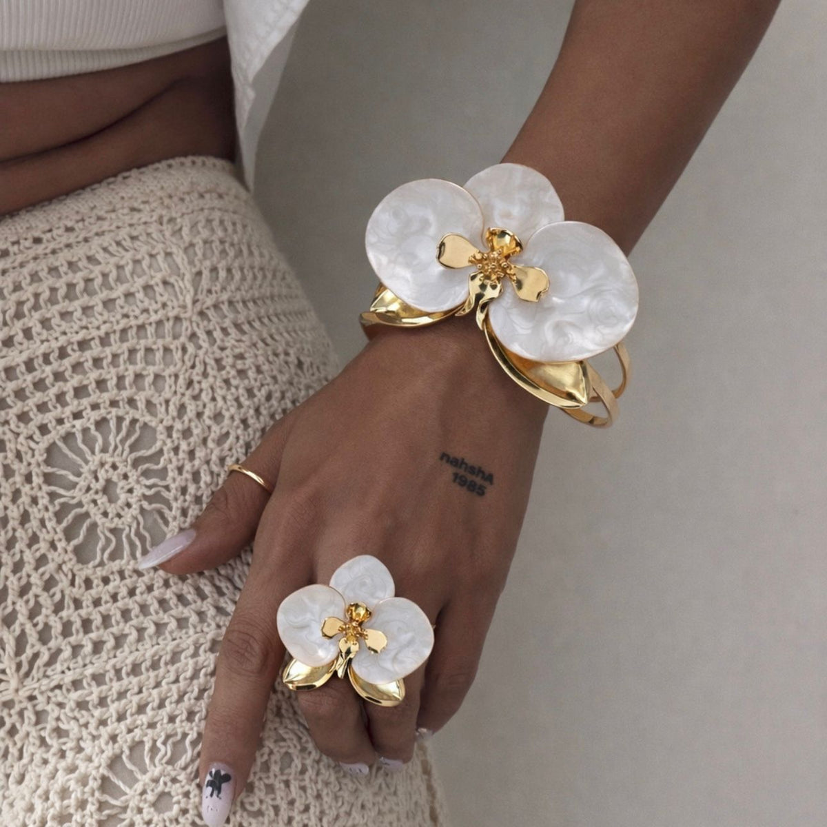 Bracelete Dourado de Flor Orquídea Esmaltada Branco Perolado
