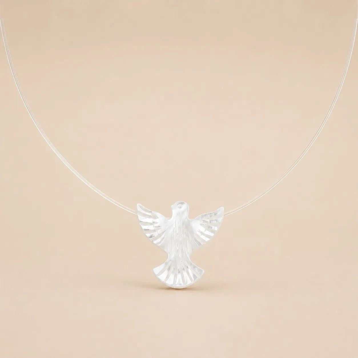 Choker Fio de Nylon com Pingente Divino Espírito Santo