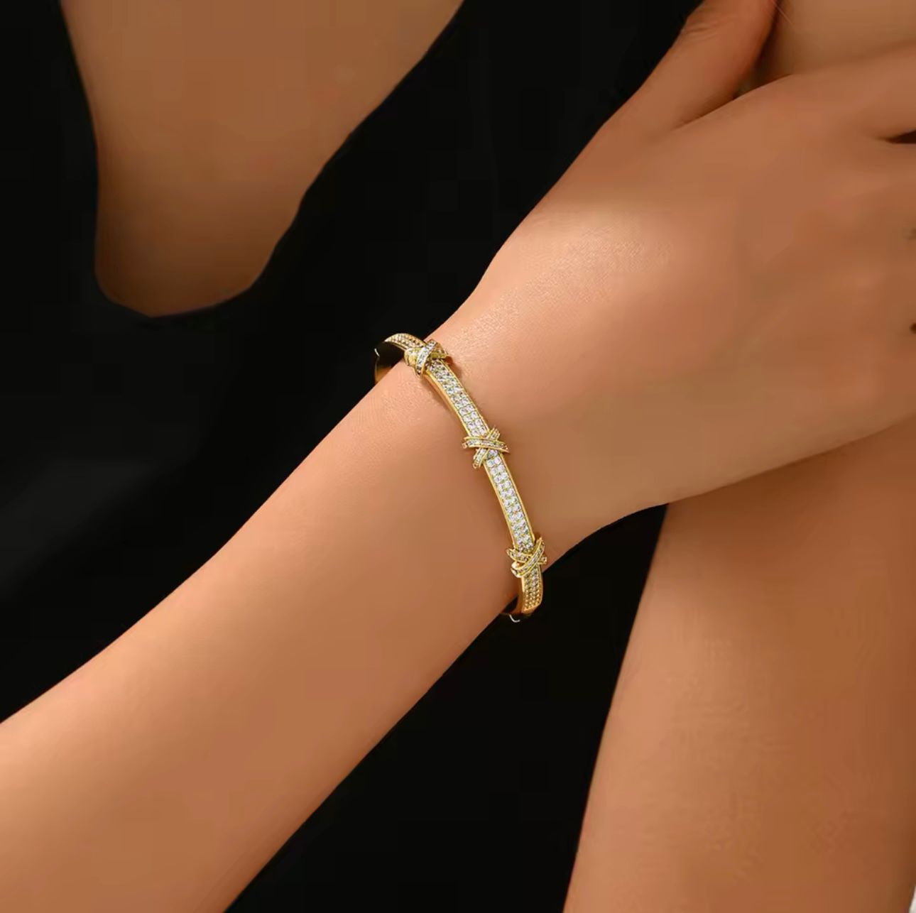 Bracelete Inspiração Cravejado Cristal com Detalhes