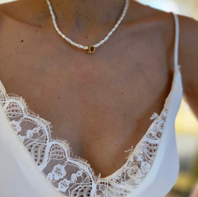 Colar de Pérola com Pingente de Letra Dourada