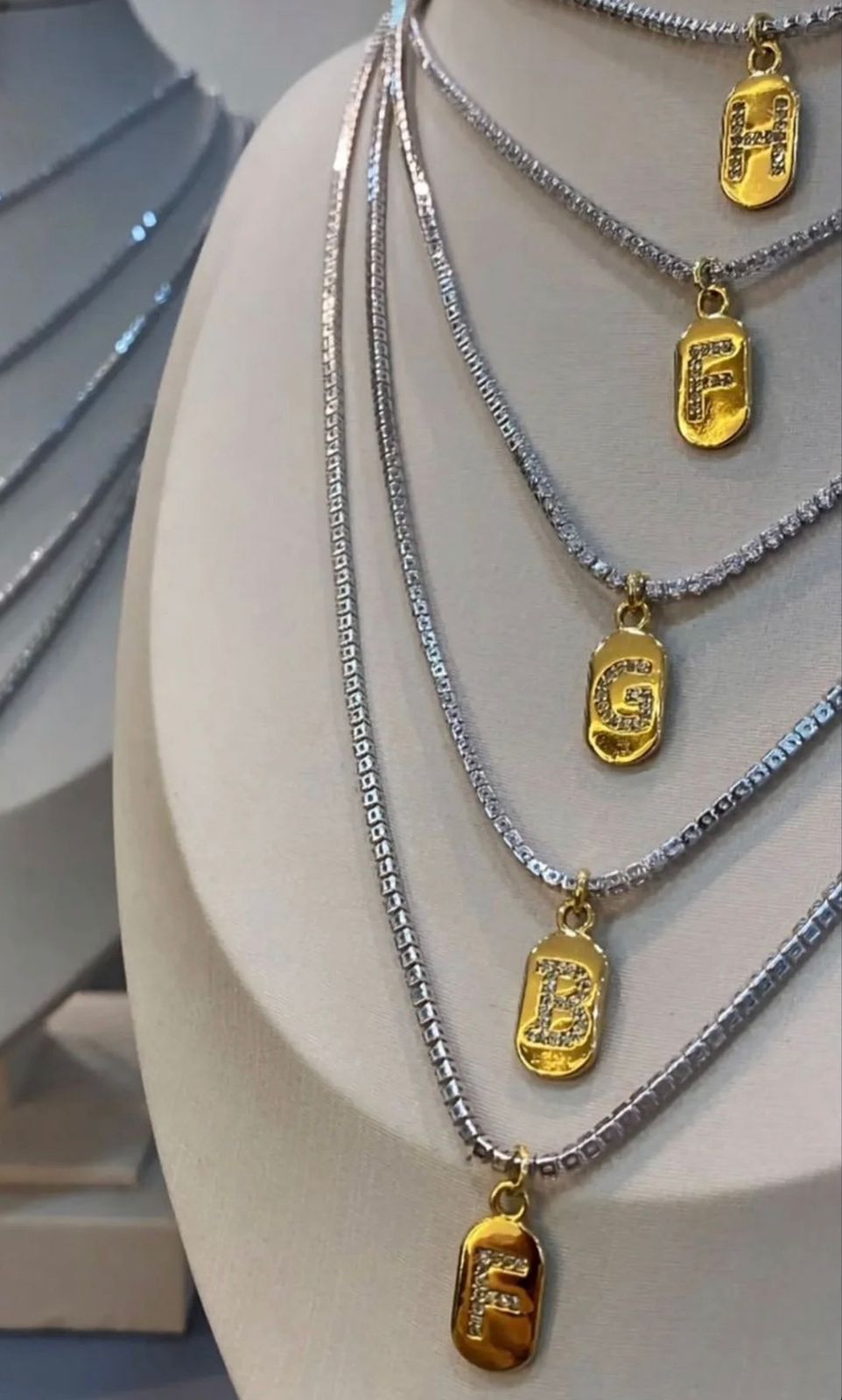 Colar Riviera com Pingente de Letra Inicial