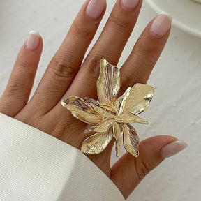 Anel Ajustável de Flor com Pétalas Grandes em Metal