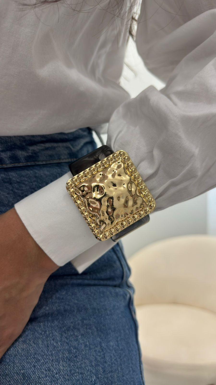 Bracelete de Resina com Detalhe Dourado Quadrado