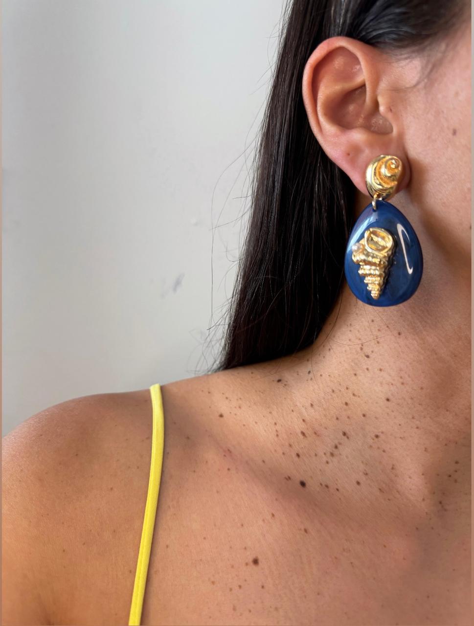 Brinco Concha Dourado de Resina