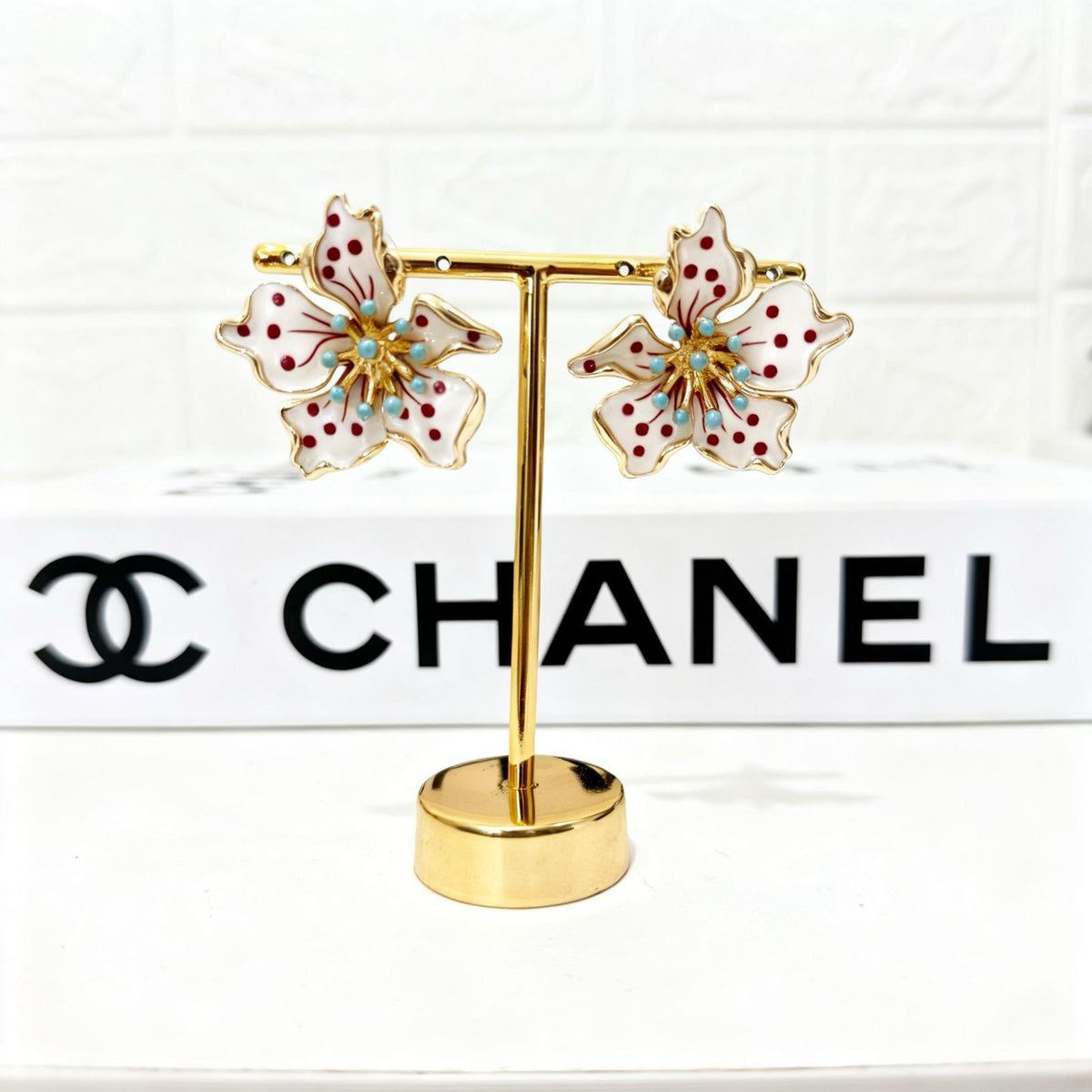 Brinco de Flor Esmaltado Dourado