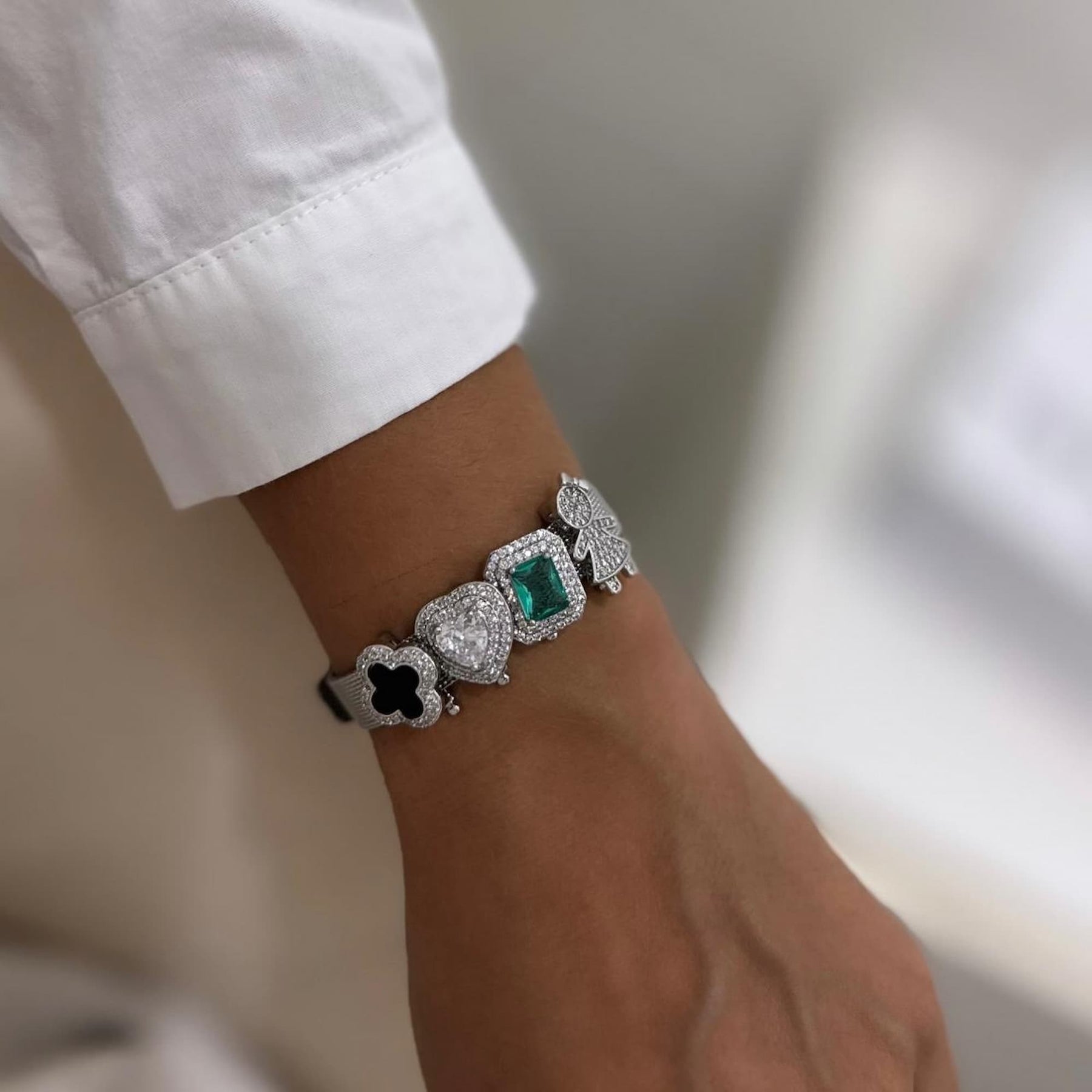 Pulseira de Malha Ródio Branco com Pingentes Cravejados de Zircônias