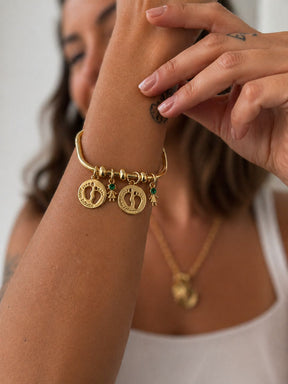 Pulseira Bracelete com Charms de Pezinhos "Amor Infinito" + Menino e Menina com Pedras