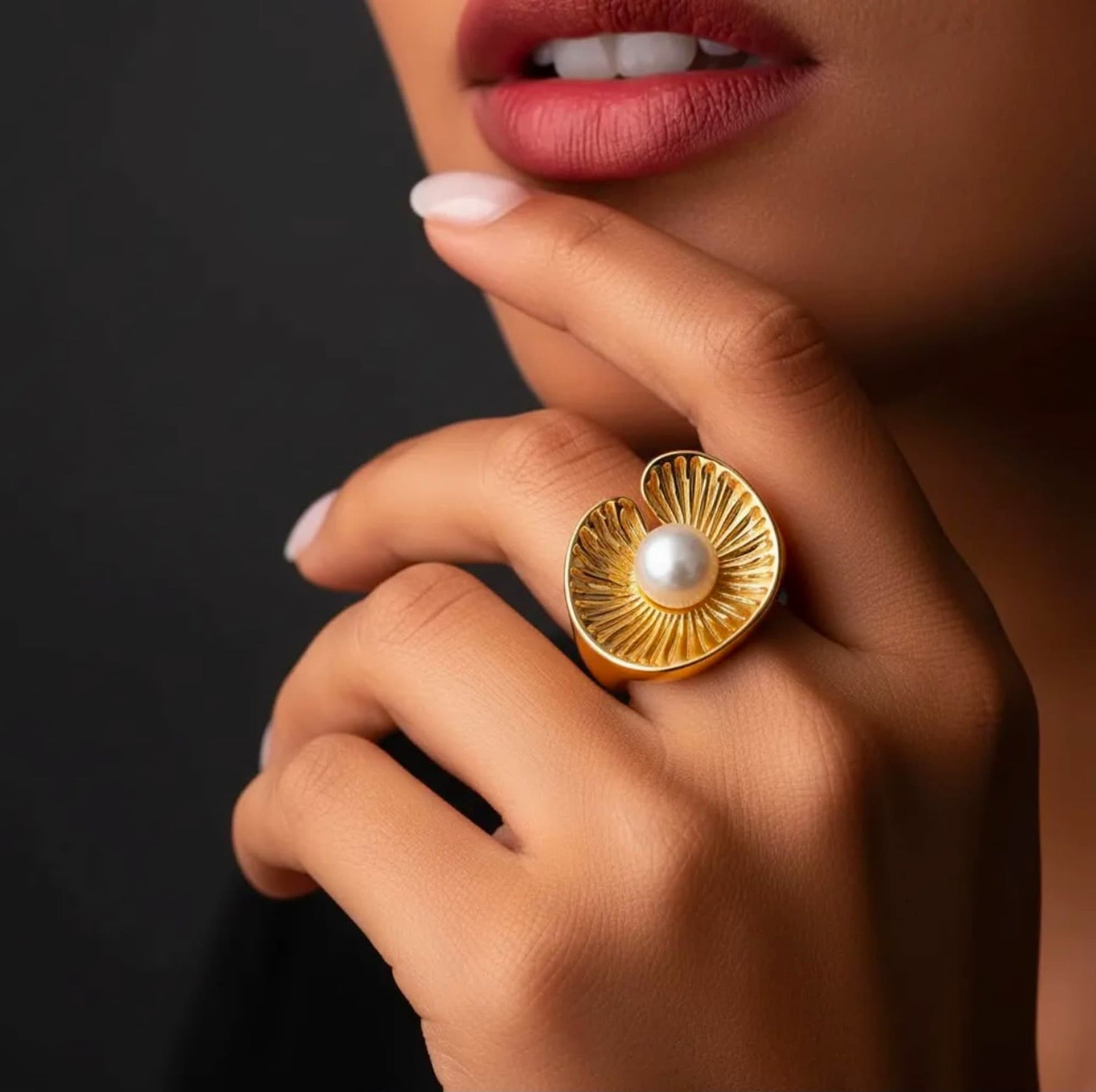 Anel Design Flor Texturizado Dourado com Pérola