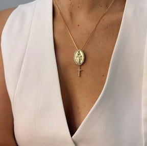 Colar Medalha Sagrada com Crucifixo Cravejado Zircônia