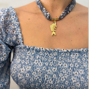 Colar Bandana Estilo Praia com Pingente de Peixe Dourado