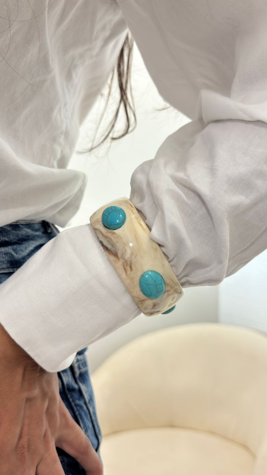 Bracelete de Acrílico com Pedras Azul Turquesa