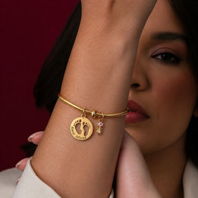 Pulseira Bracelete com Charms de Pezinhos "Amor Infinito" + Menina com Pedra