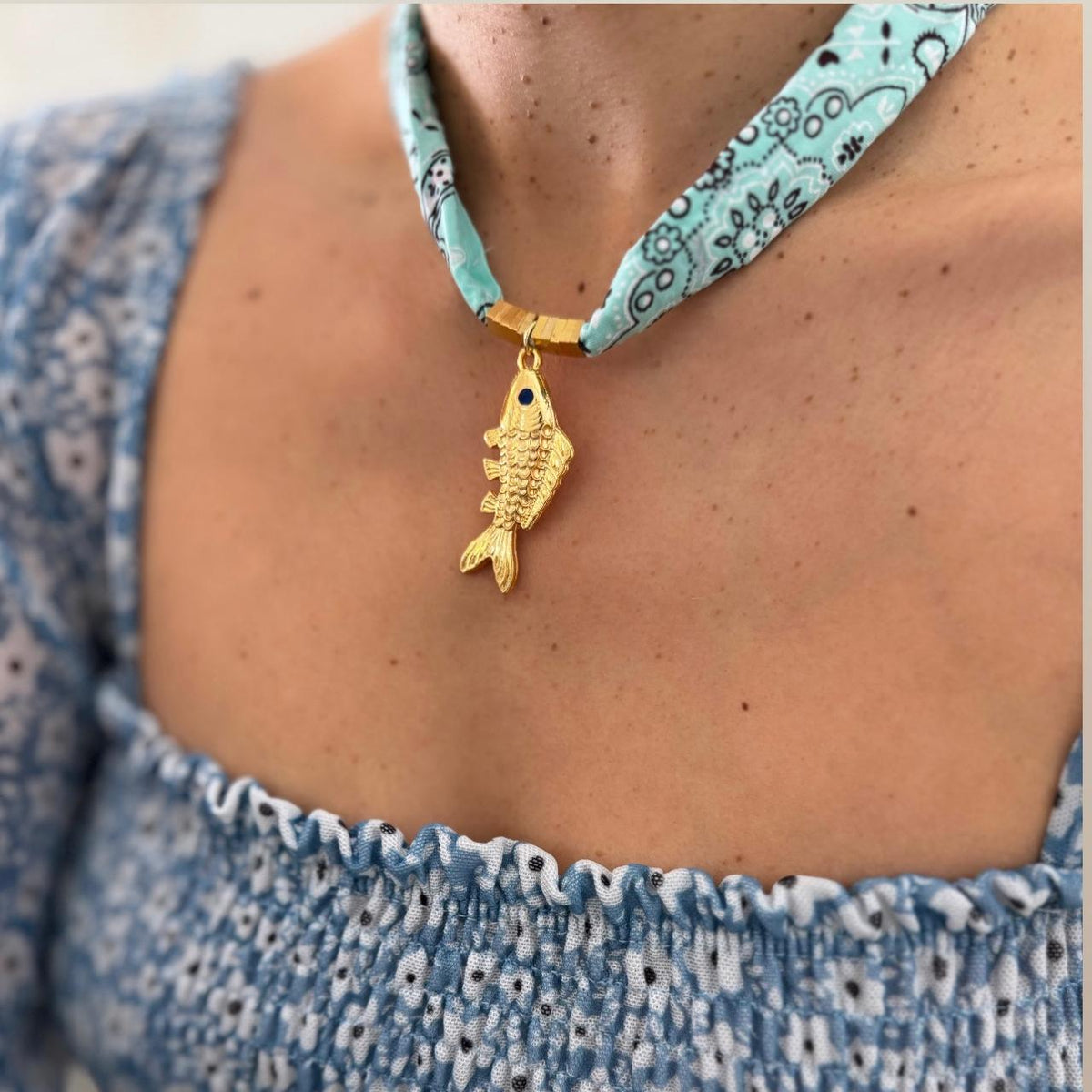 Colar Bandana Estilo Praia com Pingente de Peixe Dourado
