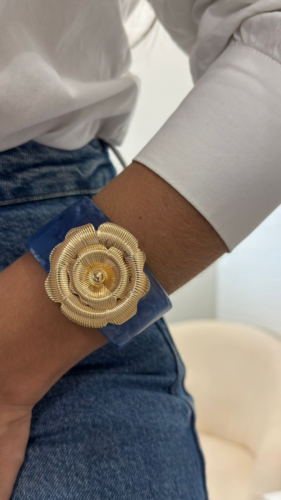 Bracelete de Resina com Detalhe Dourado Flor