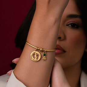 Pulseira Bracelete com Charms de Pezinhos "Amor Infinito" + Menina com Pedra