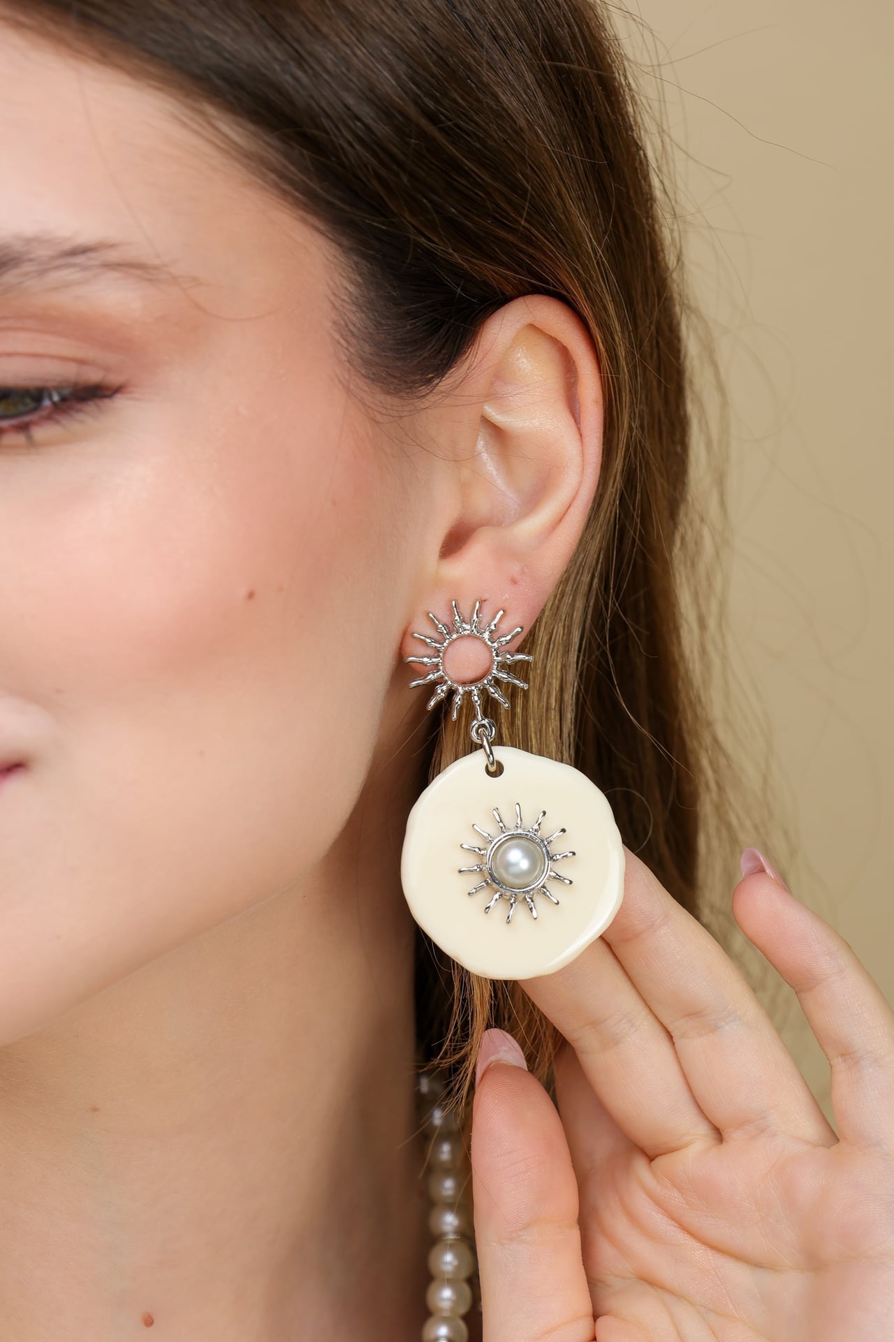 Brinco Geométrico Sol em Ródio Branco e Resina