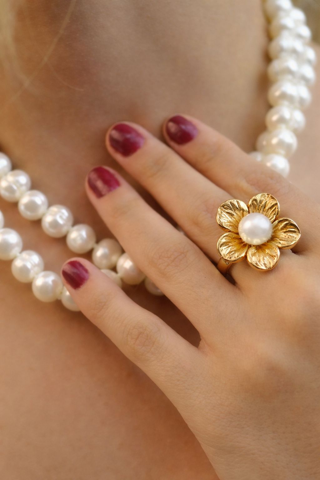 Anel de Flor Dourado com Pérola